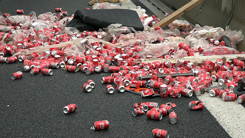 Bei einem schweren Lkw-Unfall auf der A6 behinderten dreiste Gaffer die Rettungsmaßnahmen massiv. Die Bilder von der Unfallstelle.
