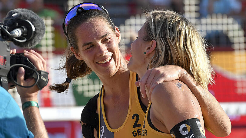 Weiter in der Erfolgsspur: Das deutsche Beachvolleyball-Duo Kira Walkenhorst und Laura Ludwig (Rücken).
