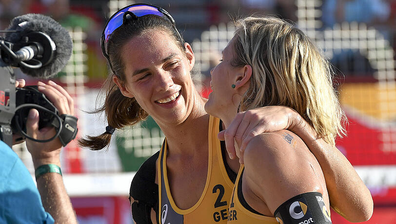 Weiter in der Erfolgsspur: Das deutsche Beachvolleyball-Duo Kira Walkenhorst und Laura Ludwig (Rücken). Weiter in der Erfolgsspur: Das deutsche Beachvolleyball-Duo Kira Walkenhorst und Laura Ludwig (Rücken).