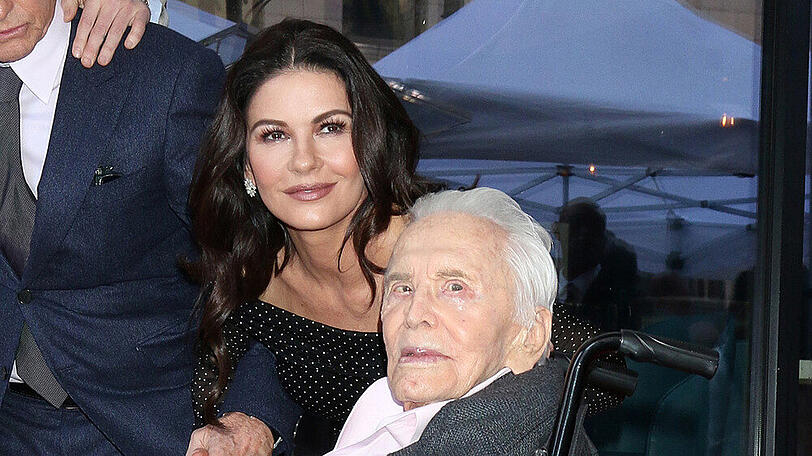 Catherine Zeta-Jones und Kirk Douglas bei der Einweihungszeremonie des "Walk of Fame"-Sterns von Michael Douglas im November 2018 in Los Angeles