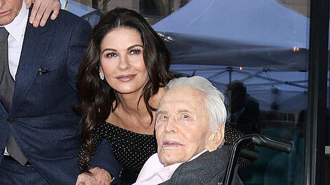Catherine Zeta-Jones und Kirk Douglas bei der Einweihungszeremonie des "Walk of Fame"-Sterns von Michael Douglas im November 2018 in Los Angeles