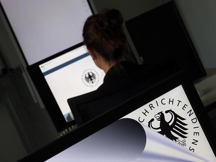 Bürgerrechtler und Journalisten wollen mit ihrer Klage unter anderem erreichen, dass der Bundesnachrichtendienst niemanden mehr ohne konkreten Verdacht ins Visier nehmen darf.