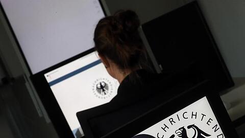 Bürgerrechtler und Journalisten wollen mit ihrer Klage unter anderem erreichen, dass der Bundesnachrichtendienst niemanden mehr ohne konkreten Verdacht ins Visier nehmen darf.