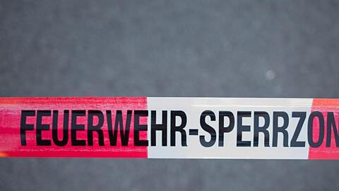 Feuerwehr-Sperrzone. Foto: Daniel Bockwoldt/dpa/Symbolbild