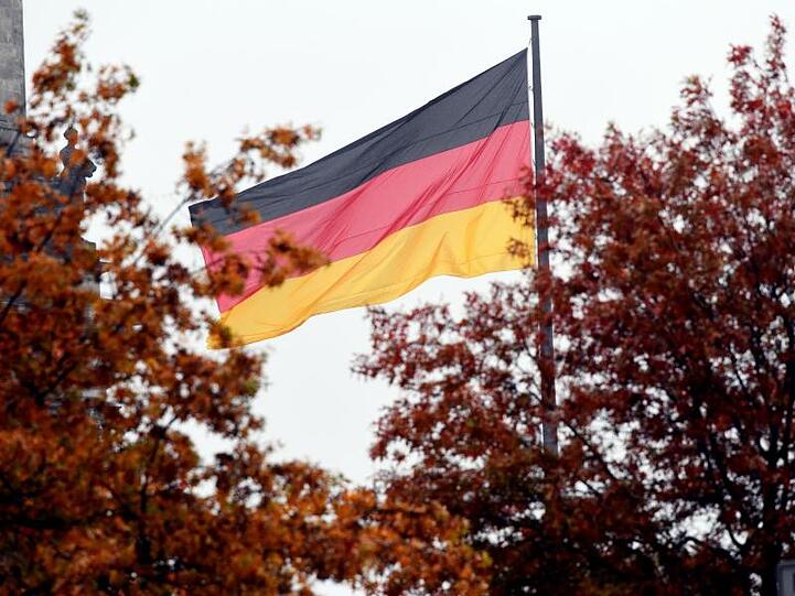 Bei einer Umfrage haben 53 Prozent der Befragten der Aussage zugestimmt, dass die Demokratie in Deutschland in Gefahr ist.