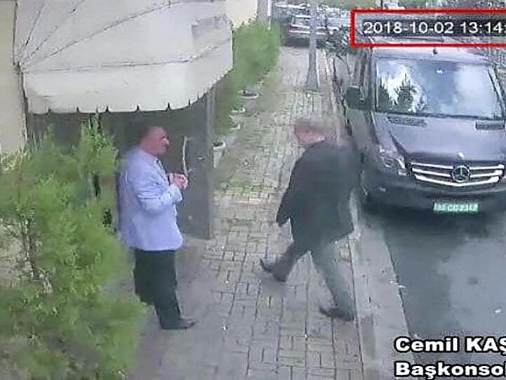 Einer von 80 ermordeten Journalisten in diesem Jahr: Jamal Khashoggi (r.) betritt das saudi-arabische Konsulat - ein Schritt, der ihn sein Leben kostet.
