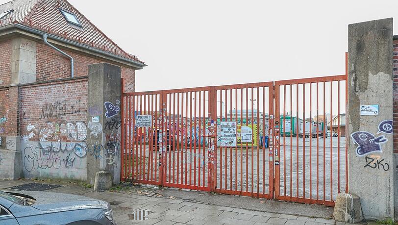 An der Thalkirchner Straße ist das Tor geschlossen, durch das viele Fußgänger bisher gegangen sind. An der Thalkirchner Straße ist das Tor geschlossen, durch das viele Fußgänger bisher gegangen sind.
