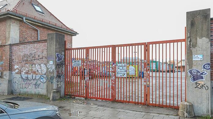 An der Thalkirchner Straße ist das Tor geschlossen, durch das viele Fußgänger bisher gegangen sind.