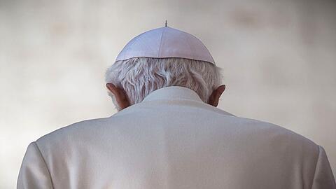 Papst Benedikt XVI. geht nach seiner letzen Generalaudienz auf den Petersplatz vom Podium (Februar 2013).