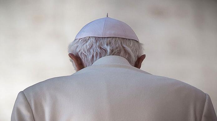 Papst Benedikt XVI. geht nach seiner letzen Generalaudienz auf den Petersplatz vom Podium (Februar 2013).