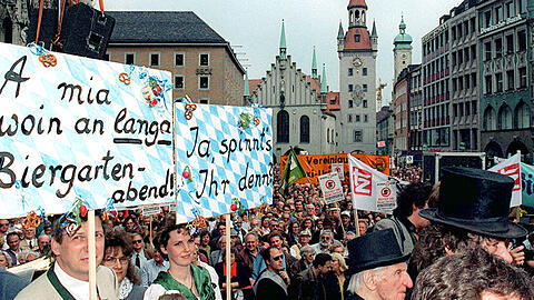 Für die Bier-Kultur: Gut 20 000 Demonstranten versammeln sich am 12. Mai 1995 auf dem Marienplatz.