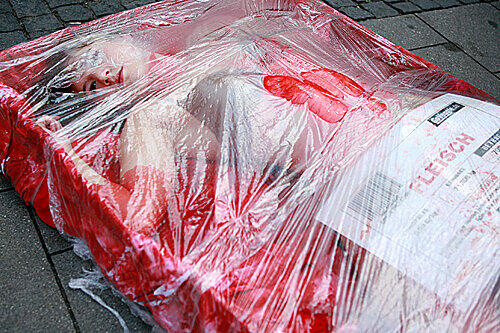 Mit dem Slogan "Vesetzen Sie sich in die Lage der Tiere" will die Tierrechtsorganistion PETA (People fot the ethical treatment of animals) auf Missstaende in der Tierhaltung aufmerksam machen.