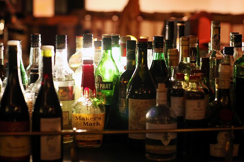 Die Bar bietet eine gelungene Auswahl an Hochprozentigem. In den Tom Collins kommt Tanqueray - sehr löblich.