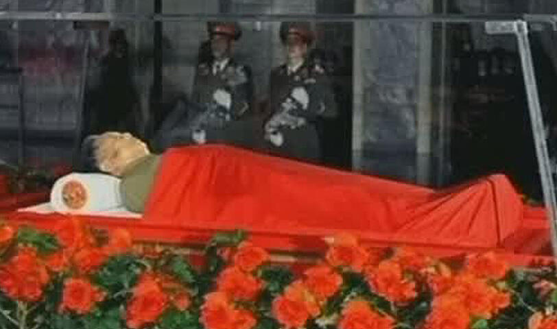 Der Leichnam des verstorbenen nordkoreanisch Diktator Kim Jong Il wurde am Dienstag in einem Glasarg öffentlich aufgebahrt.  Die Bilder von der Trauerfeier!