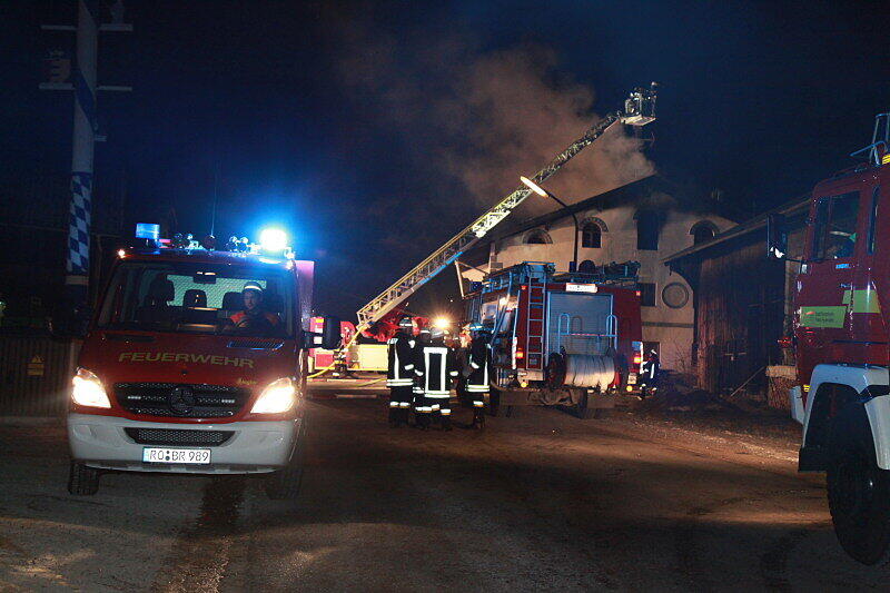 Dicke Rauchschwaden ziehen gen Himmel: Feuerwehrleute besprechen die Lage.