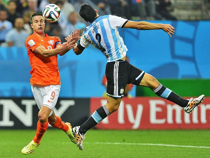 ...Garay, an dem auch der FC Bayern Interesse hatte, ist dagegen ein Innenverteidiger typisch argentinischer Prägung: knallhart, stark im Zweikampf. Taktisch kommt er an Hummels&rsquo; Klasse nicht ran. Stand: 4:0 HÖWEDES &ndash; ROJO: Vor dem Turnier galt der Schalker, der eigentlich innen spielt, als Notnagel hinten links. Doch Löws Schachzug überzeugte, wenn auch nicht mit dem Spielwitz und dem Offensivdrang, den es auf dieser Position eigentlich bräuchte. Rojo von Sporting Lissabon ist eine der Neuentdeckungen des Turniers, traf gegen Nigeria. Punkt für Argentinien. Stand 4:1