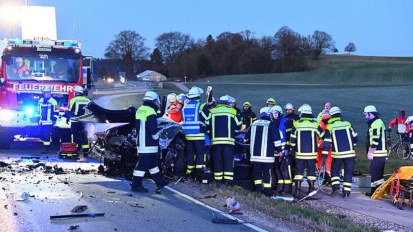 Schwerer Unfall bei Traunstein - zwei Personen schwer verletzt.