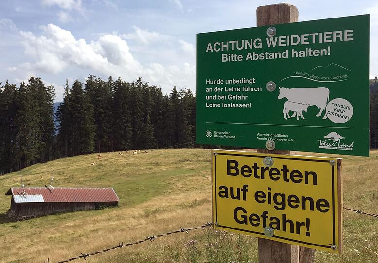 Ein Schild auf dem Blomberg warnt davor, eine Kuhweide zu betreten.