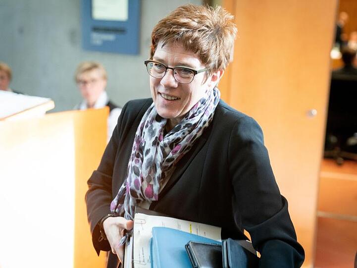 Verteidigungsministerin Annegret Kramp-Karrenbauer verteidigt weiterhin ihren Vorschlag für eine Sicherheitszone in Nordsyrien gegen Kritik.