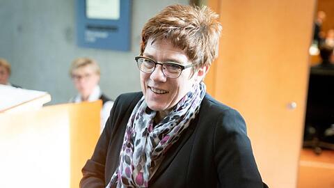 Verteidigungsministerin Annegret Kramp-Karrenbauer verteidigt weiterhin ihren Vorschlag für eine Sicherheitszone in Nordsyrien gegen Kritik.