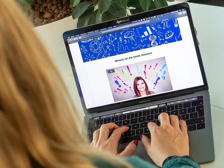 Eine Frau hat auf einem Laptop die Seite für die Online-Kurse der Virtuellen Hochschule geöffnet. Foto: Peter Kneffel/dpa/Symbolbild