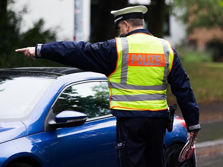 Die Polizei hat in Tiefenbach einen Autofahrer mit über 1,1 Promille kontrolliert.