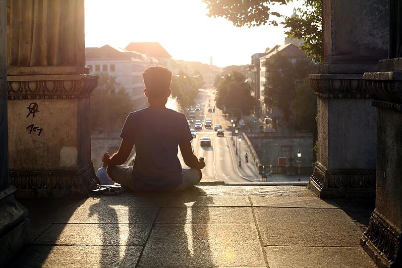 Meditativer Moment hoch über der Stadt.