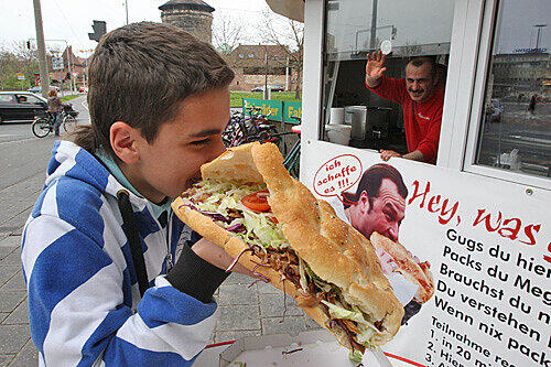 Da hat einer Hunger: Carmine Pantalone beißt herzhaft in den Mega-Döner.