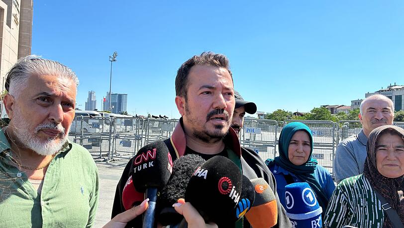 Der Anwalt der verstorbenen Hamburger Familie begr&uuml;&szlig;t die hohen Haftstrafen vor dem Gerichtsgeb&auml;ude in Istanbul.