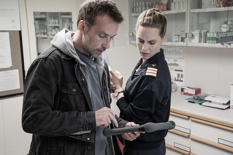Schiffs&auml;rztin Dr. Beck (Picco von Groote) und Polizist Martin Schwartz (Lucas Gregorowicz) wollen dem Geheimnis der "Sirius" auf die Schliche kommen.