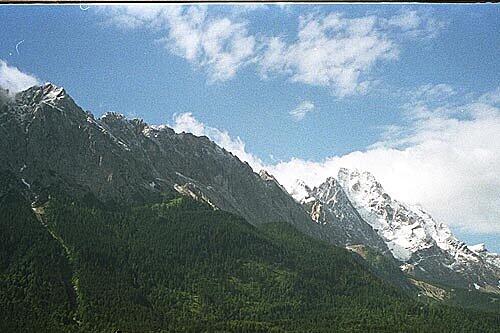 Die Zugspitze ist 2962 Meter hoch