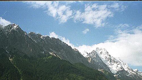 Die Zugspitze ist 2962 Meter hoch Die Zugspitze ist 2962 Meter hoch