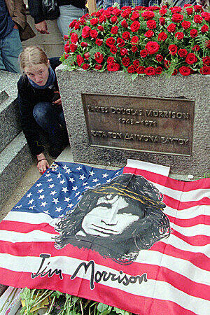 Tod durch den goldenen Schuss: Doors-Frontmann Jim Morrison starb durch eine Überdosis Heroin. Offziell soll es jedoch Herzversagen gewesen sein. Der Sänger wurde nur 27 Jahre alt und in Paris begraben.
