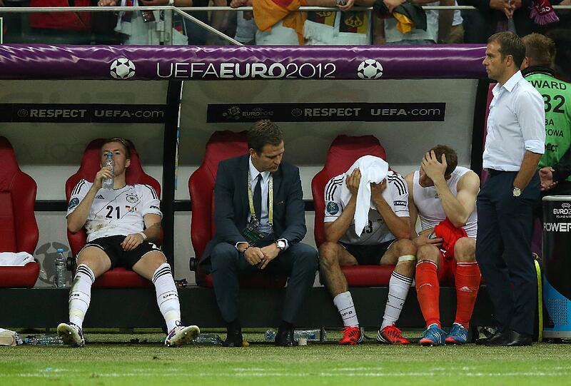 Die Enttäuschung ist Phillip Lahm ins Gesicht geschrieben, bei Thomas Müller fließen die Tränen, Mario Gomez ist entsetzt: Nach dem EM-Aus gegen Italien können's Jogis Jungs nicht fassen.
