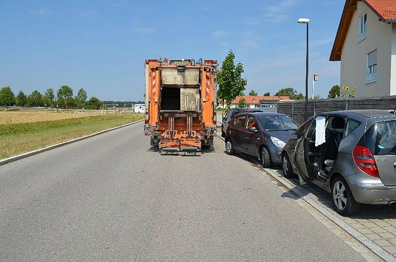 Der Unterarm der Frau wurde zwischen Autotür und dem Müll-Lkw eingeklemmt.