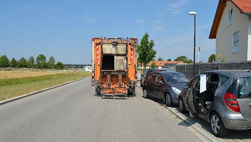 Der Unterarm der Frau wurde zwischen Autotür und dem Müll-Lkw eingeklemmt. Der Unterarm der Frau wurde zwischen Autotür und dem Müll-Lkw eingeklemmt.