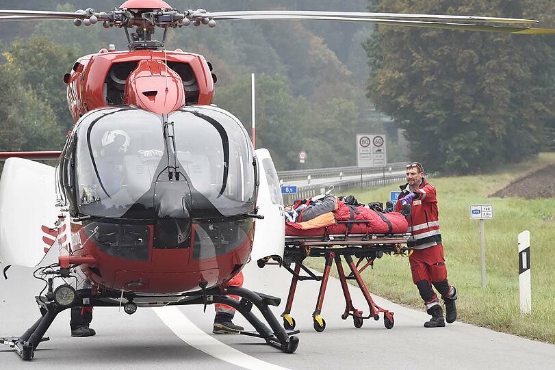 Bei dem Unfall auf der A995 wurde ein Mann verletzt. Die Bilder vom Rettungseinsatz!