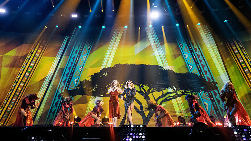 Oonagh und Helene Fischer im Duett vor afrikanischer Kulisse.