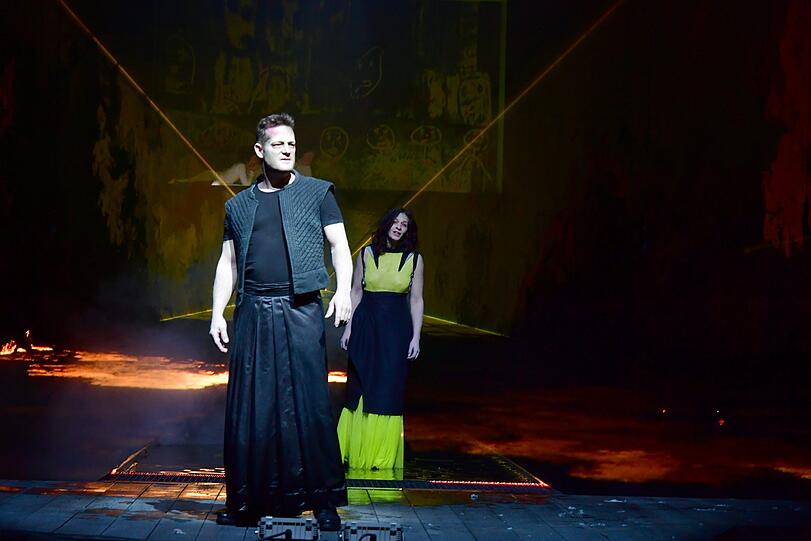Aurel Manthei und Carolin Conrad als Jason und Medea im Residenztheater.