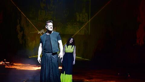 Aurel Manthei und Carolin Conrad als Jason und Medea im Residenztheater.