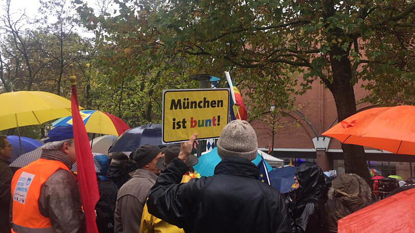 Sie pfeifen auf die Pegida: Die Bilder vom Rotkreuzplatz
