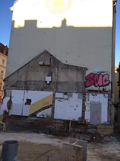 An diese Hauswand grenzte früher das kleine Haus, wo die Rubybar eingezogen war.