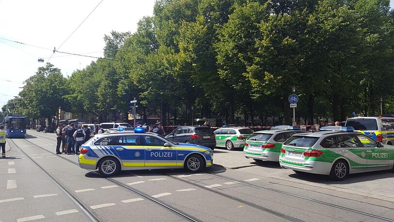 Ein Großaufgebot der Polizei sucht derzeit das Gebiet zwischen Josephsplatz und Hohenzollernplatz ab.