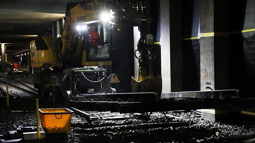 Spektakulär: Der Bagger hebt ein großes Stück Schiene an&mdash; und knicktes im Anschluss einfach ab.