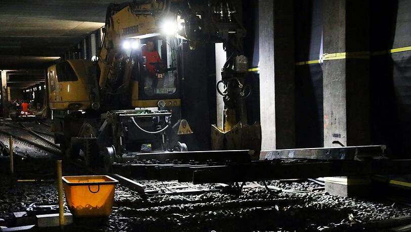 Spektakulär: Der Bagger hebt ein großes Stück Schiene an— und knicktes im Anschluss einfach ab. Spektakulär: Der Bagger hebt ein großes Stück Schiene an— und knicktes im Anschluss einfach ab.
