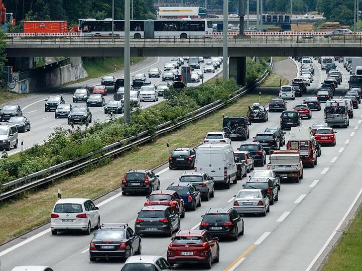 Ferienreiseverkehr staut sich auf der Autobahn A7 vor dem Elbtunnel.