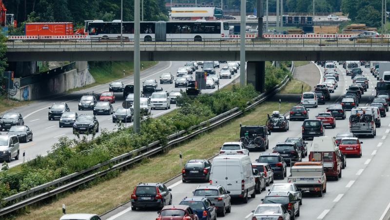 Ferienreiseverkehr staut sich auf der Autobahn A7 vor dem Elbtunnel. Ferienreiseverkehr staut sich auf der Autobahn A7 vor dem Elbtunnel.