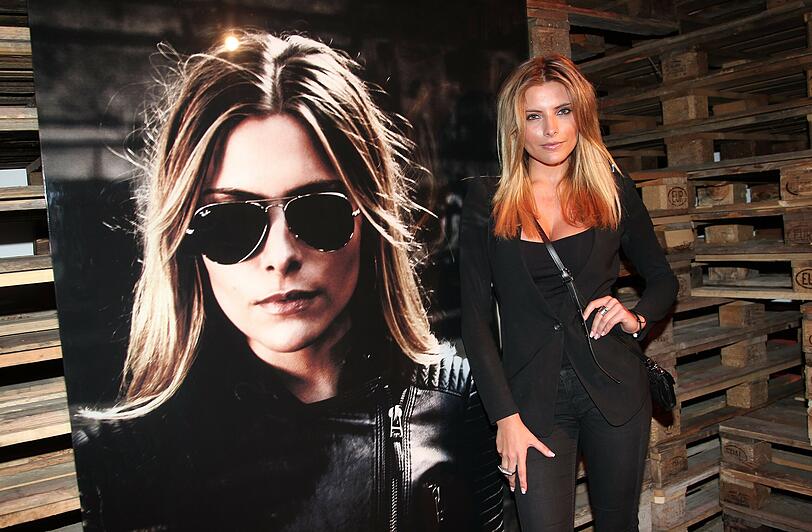 Sophia Thomalla posiert 2013 an ihrem Foto von Mayk Azzato.