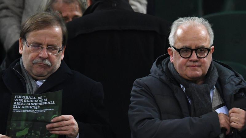 DFB-Vizepräsident Rainer Koch (l) und DFB-Präsident Fritz Keller auf der Tribüne.