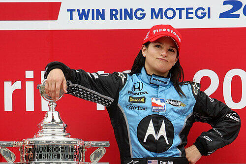 Da ist das Ding: Danica Patrick lehnt am Pokal, den sie für den historischen Sieg in der Indy-Car-Serie bekommen hat.